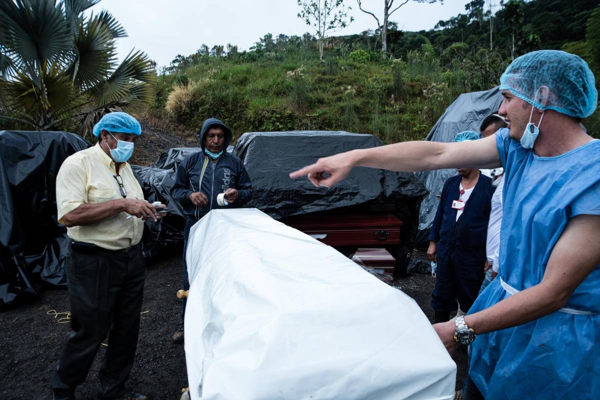 A algunos de los cuerpos se les está haciendo la necropsia en el mismo cementerio y a cielo abierto debido a que la cantidad de fallecidos desborda la capacidad de las instalaciones. Foto: Andrés Cardona