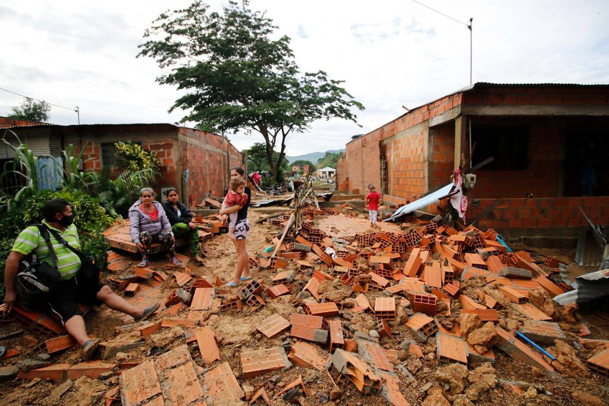 Según reportes del Ideam, 25 departamentos han sido afectados por el mal tiempo. Además de lluvias en la región Caribe, que han afectado a los departamentos de La Guajira, Magdalena, Atlántico, Bolívar, Sucre y César, las fuertes precipitaciones y el aumento del caudal de los ríos se han sentido en el Golfo de Urabá -en Antioquia-, Chocó, los santanderes, Cundinamarca, noroccidente de Boyacá, oriente del Tolima y Huila, así como en Meta, Guaviare, Caquetá, Putumayo y Amazonas. FOTOS AFP, GETTY IMAGES, EFE Y PRESIDENCIA DE LA REPÚBLICA