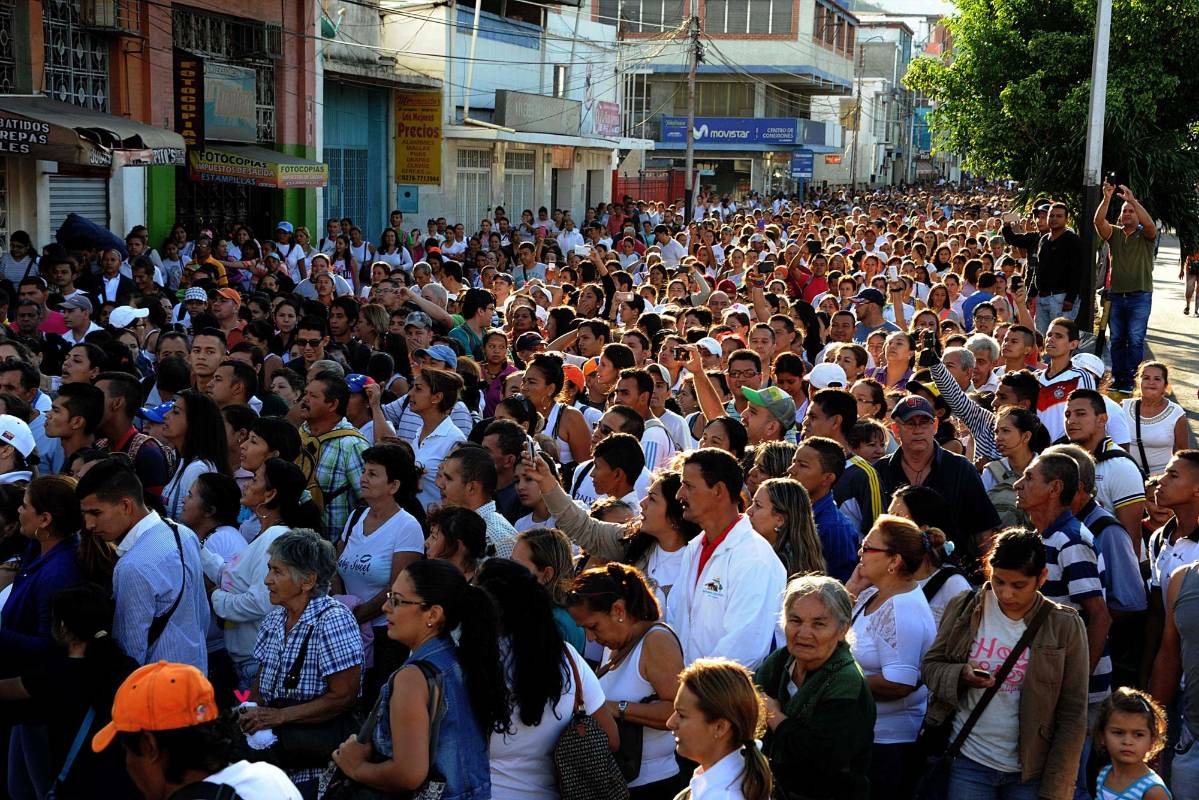 El cierre comenzó en el estado suroccidental del Táchira y luego se extendió a los estados de Zulia, Apure y Amazonas. FOTO AFP