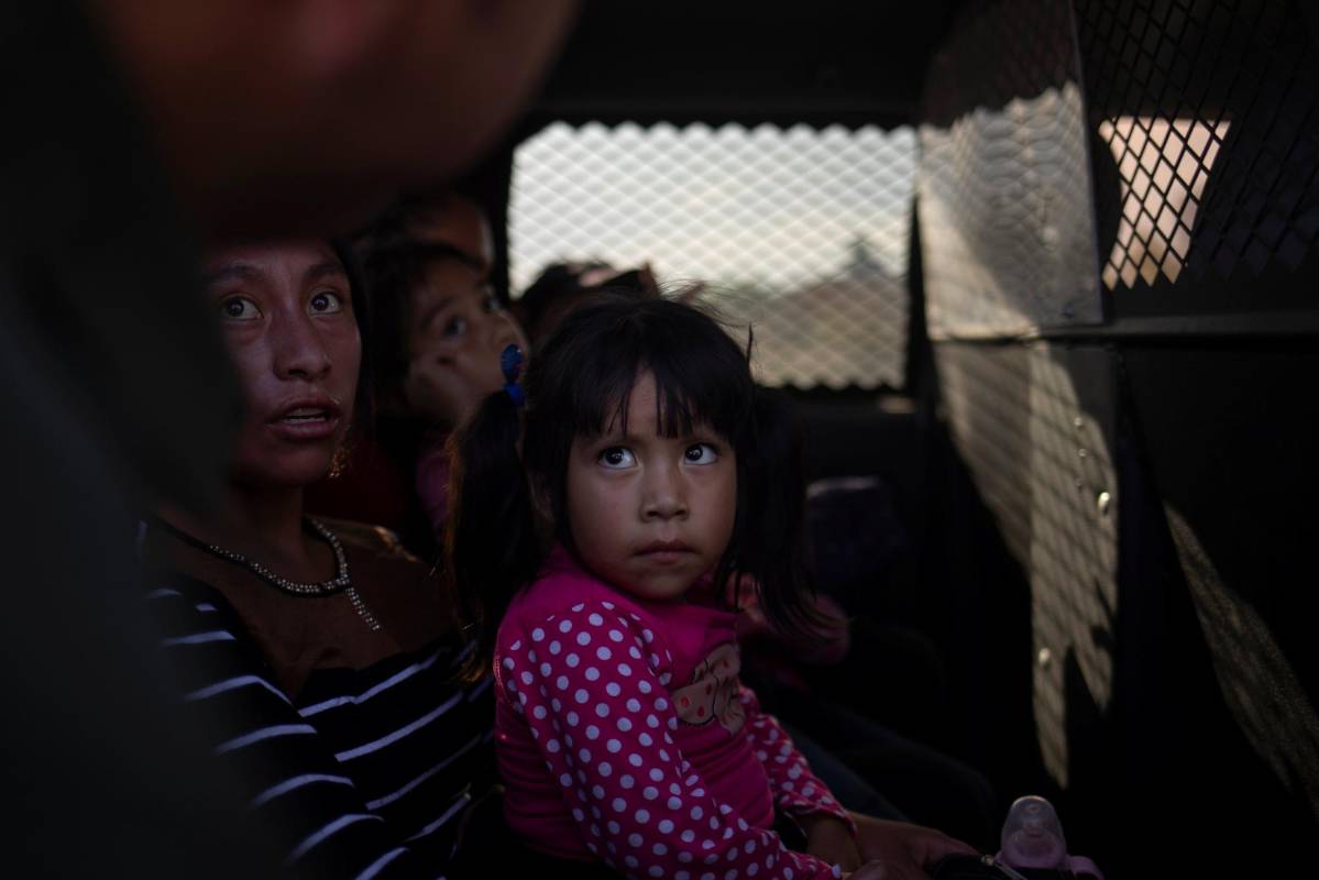 En difíciles condiciones de calor, hambre y deshidratación, los migrantes de Centro y Suramerica tratan de cruzar desde México hacia el norte, bajo el constante asedio de las autoridades norteamericanas que buscan evitar la llegada de estos grupos de familias que no tienen la visa para entrar al país. Foto: REUTERS