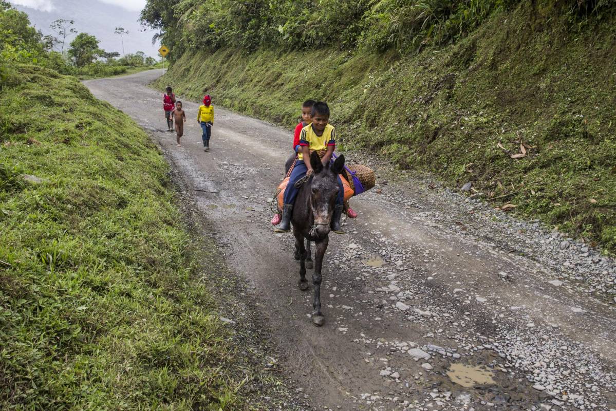 Las comunidades indígenas embera son los amos de la vía. Se les puede ver con frecuencia a lo largo del trayecto. Foto: Esteban Vanegas