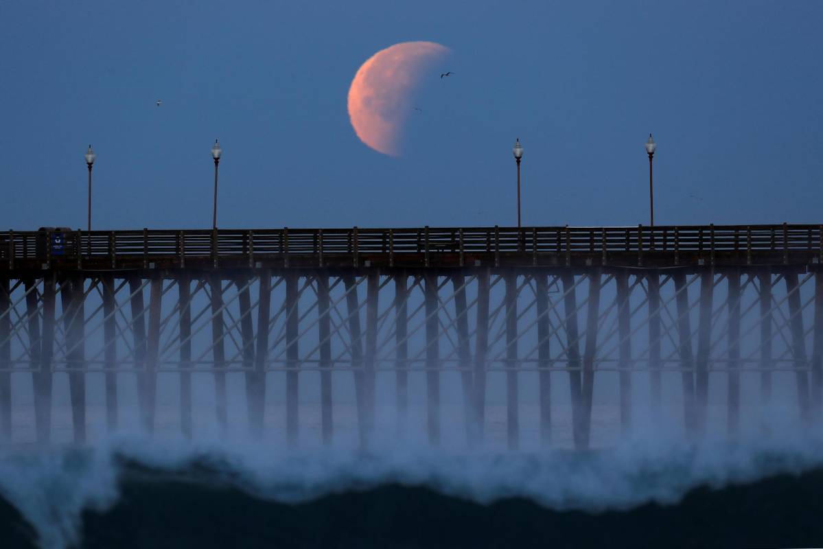 El eclipse lunar total, particularmente raro por su tamaño, dio este miércoles un espectáculo visible en gran parte del planeta. FOTO REUTERS