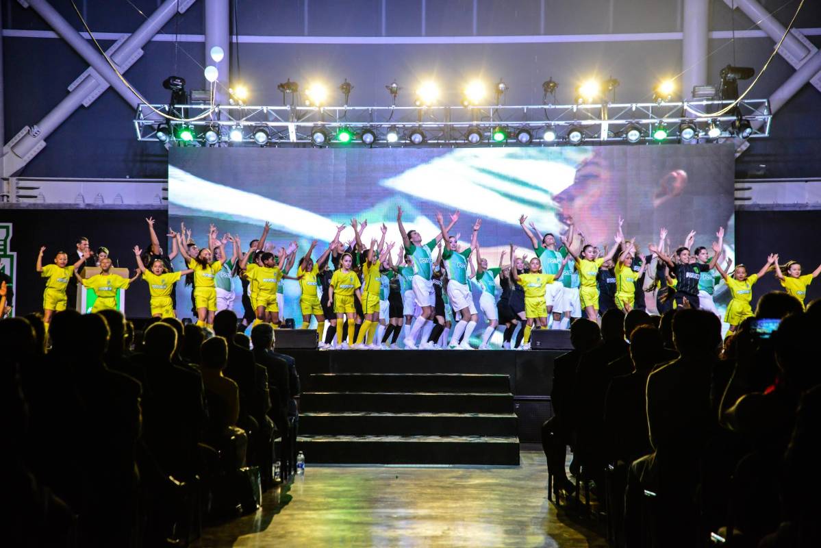 Hinchas del equipo realizaron un espectáculo en el evento. FOTO CORTESÍA 