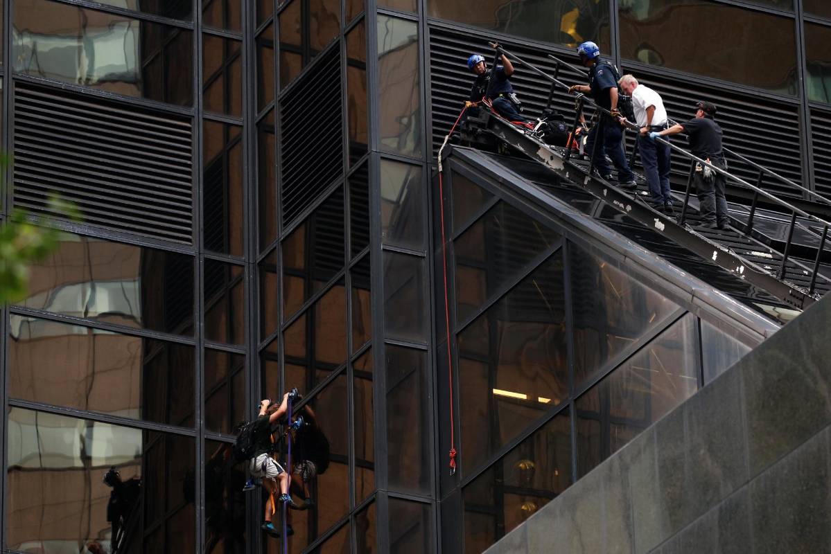 El joven, sin identificarse ante las autoridades, no está utilizando arnés. FOTO Reuters