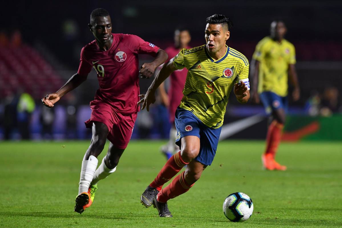 Radamel Falcao es marcado por Almoez Ali durante el partido. FOTO AFP
