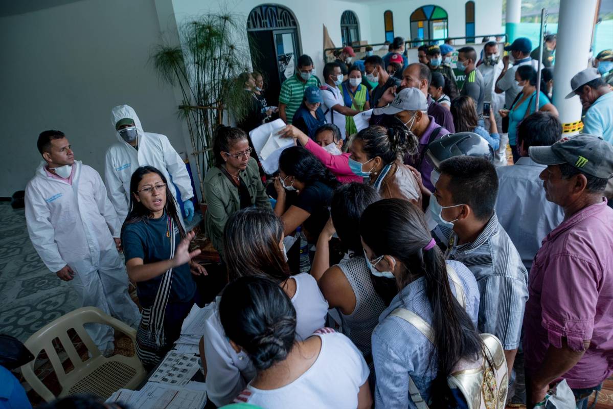 El trabajo de la Fiscalía ha sido lento puesto que son muchos los fallecidos. Las familias tienen malestar por la demora debido a que algunos reconocieron a sus familiares desde el sábado y todavía no les han entregado los cuerpos. Foto: Andrés Cardona