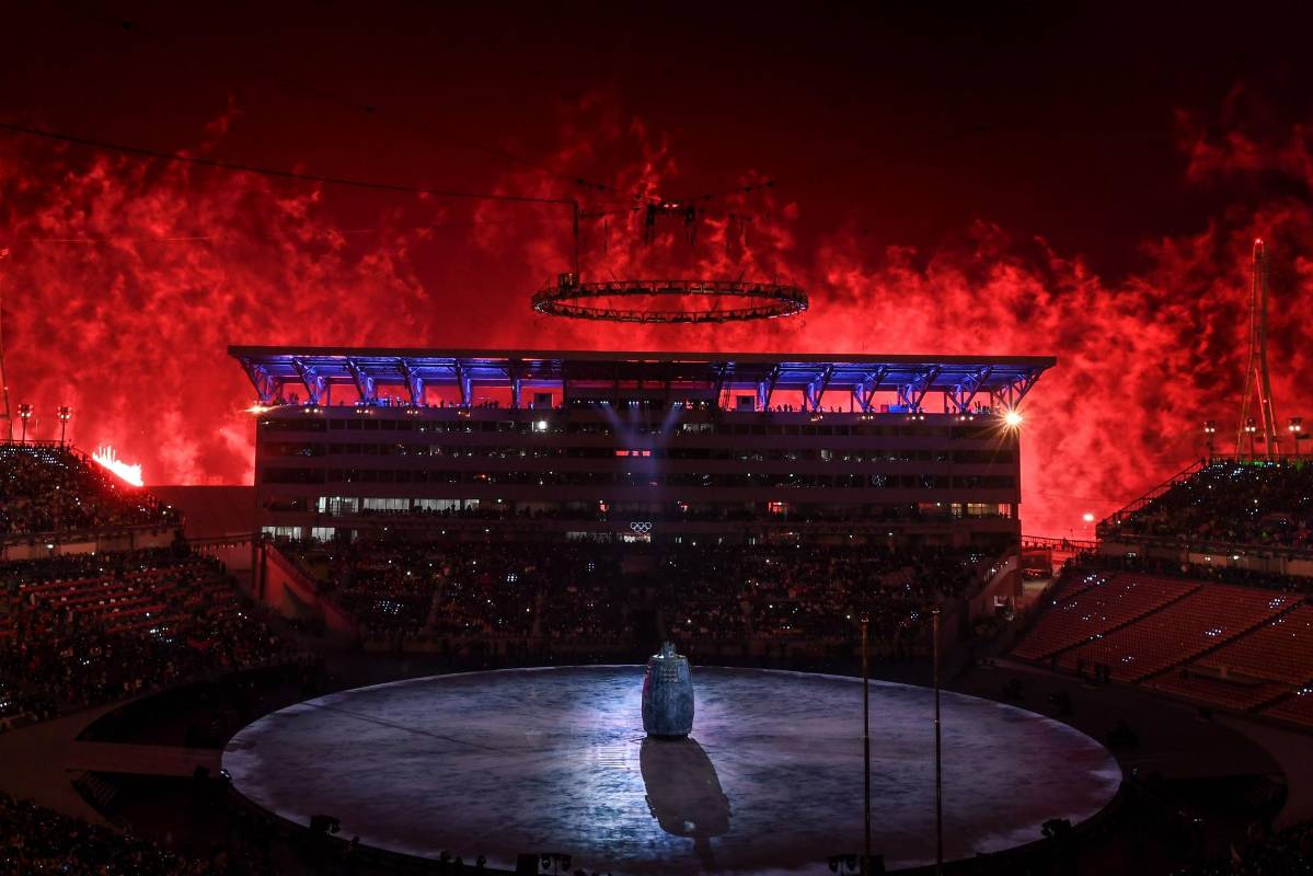 La hermana del líder norcoreano Kim Jong Un llegó este viernes a Corea del Sur para la ceremonia de apertura de los Juegos Olímpicos, junto al jefe de Estado de ese país, convirtiéndose en el primer miembro de la dinastía reinante en el Norte en pisar suelo surcoreano desde el final de la guerra de Corea. FOTO AFP