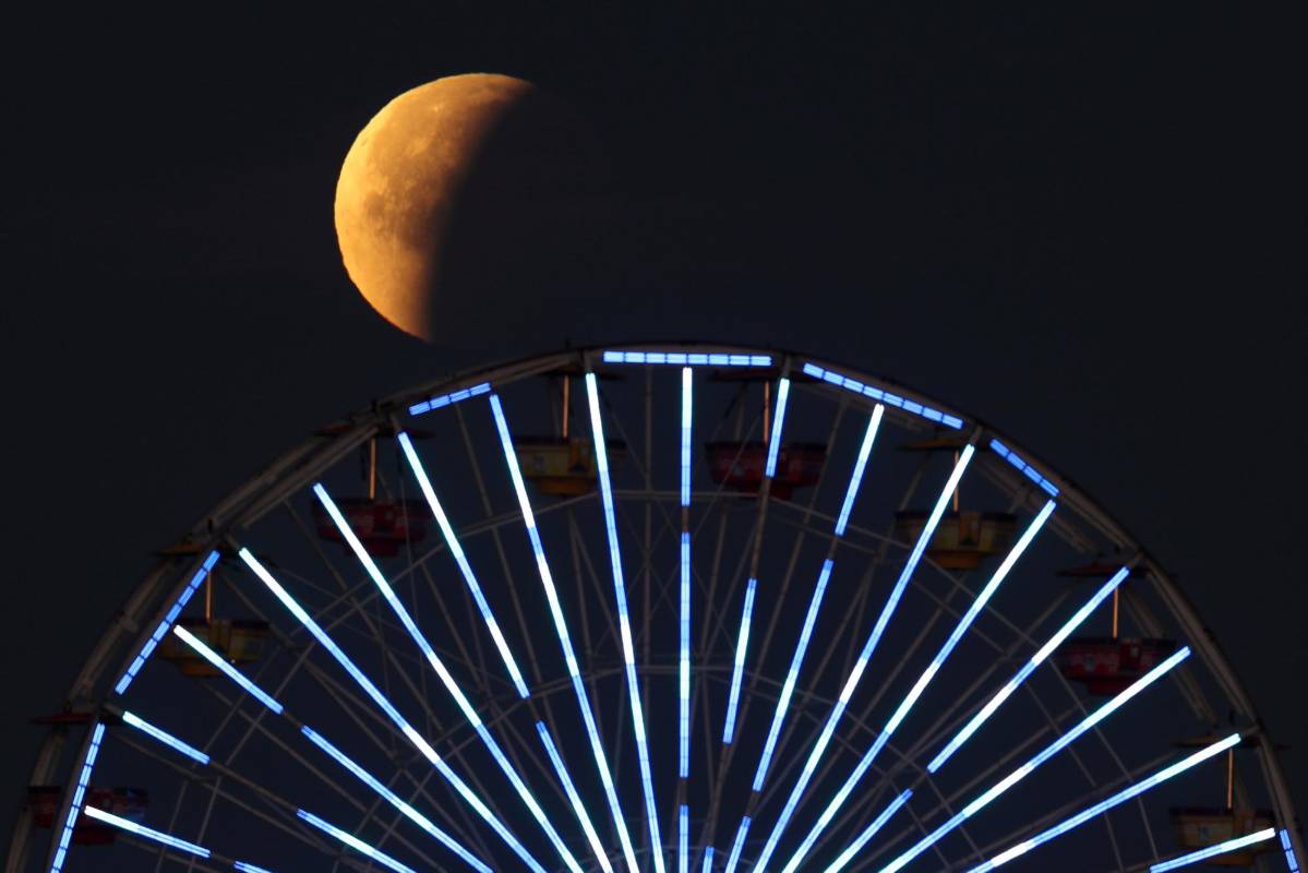 El eclipse lunar total, particularmente raro por su tamaño, dio este miércoles un espectáculo visible en gran parte del planeta. FOTO REUTERS