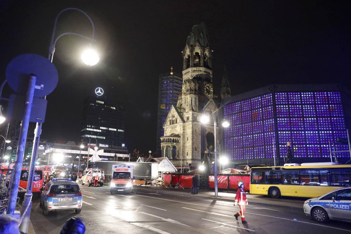 Este lunes en el centro de Berlín, un vehículo embistió un concurrido mercado navideño, causando la muerte de unas nueve personas y lesiones a varias más, dijo la policía. FOTO Reuters