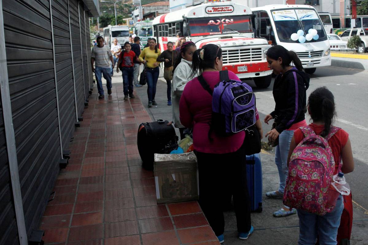 Asimismo, otros 1.600 ciudadanos atravesaron el puente fronterizo José Antonio Páez, en el departamento colombiano de Arauca, agregó la información. FOTO AFP
