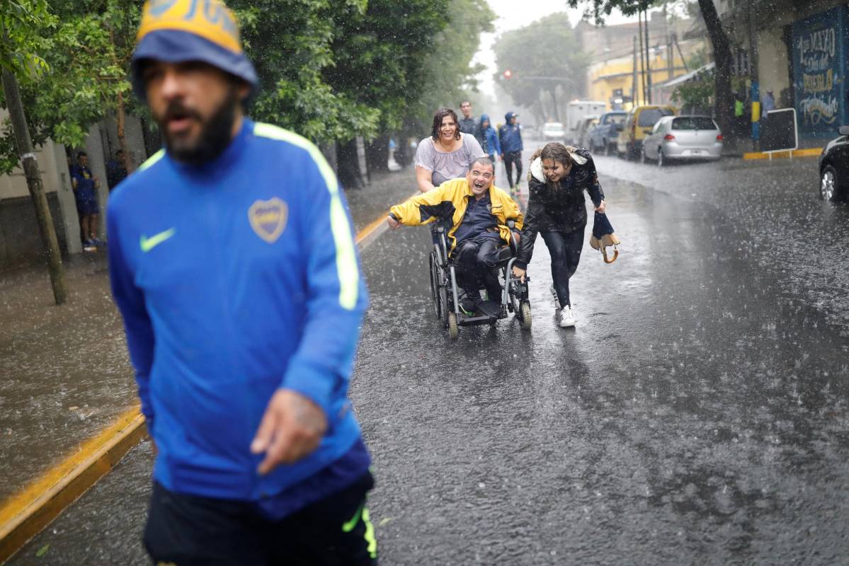 Los chaparrones sobre Buenos Aires complican el juego de ida de la final de la Copa Libertadores de América. FOTO REUTERS