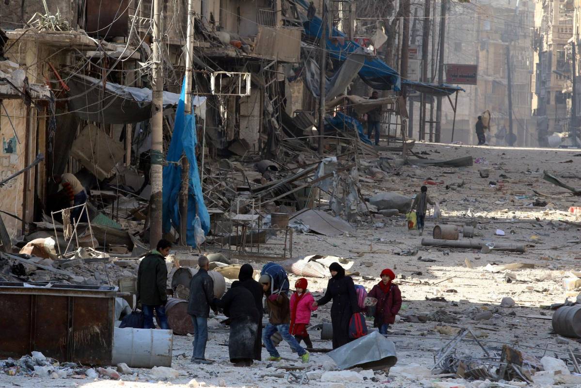 Según la televisión oficial siria, en el primer convoy solo había civiles y los combatientes todavía no han salido de la ciudad, mientras que el grupo rebelde Movimiento Nuredín al Zinki, por su parte, no mencionó si los evacuados son civiles o insurgentes. FOTO Reuters