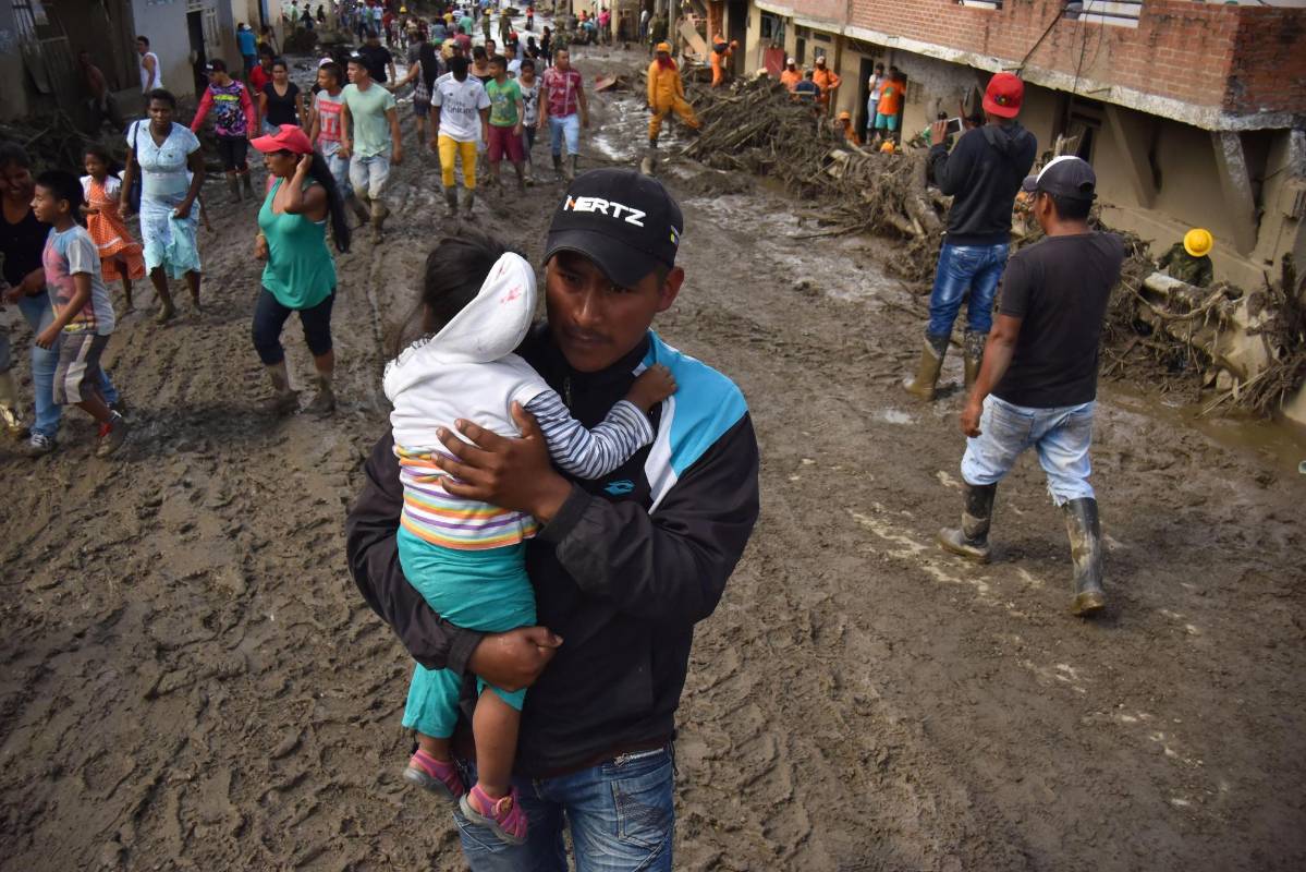 Por otra parte, se indicó que mañana se hará la entrega de la primera ayuda humanitaria de emergencia y que, adicional a los 200 kits de alimento, aseo y cocina, se gestionaron otros 400 para la atención de todas las familias. FOTO EFE