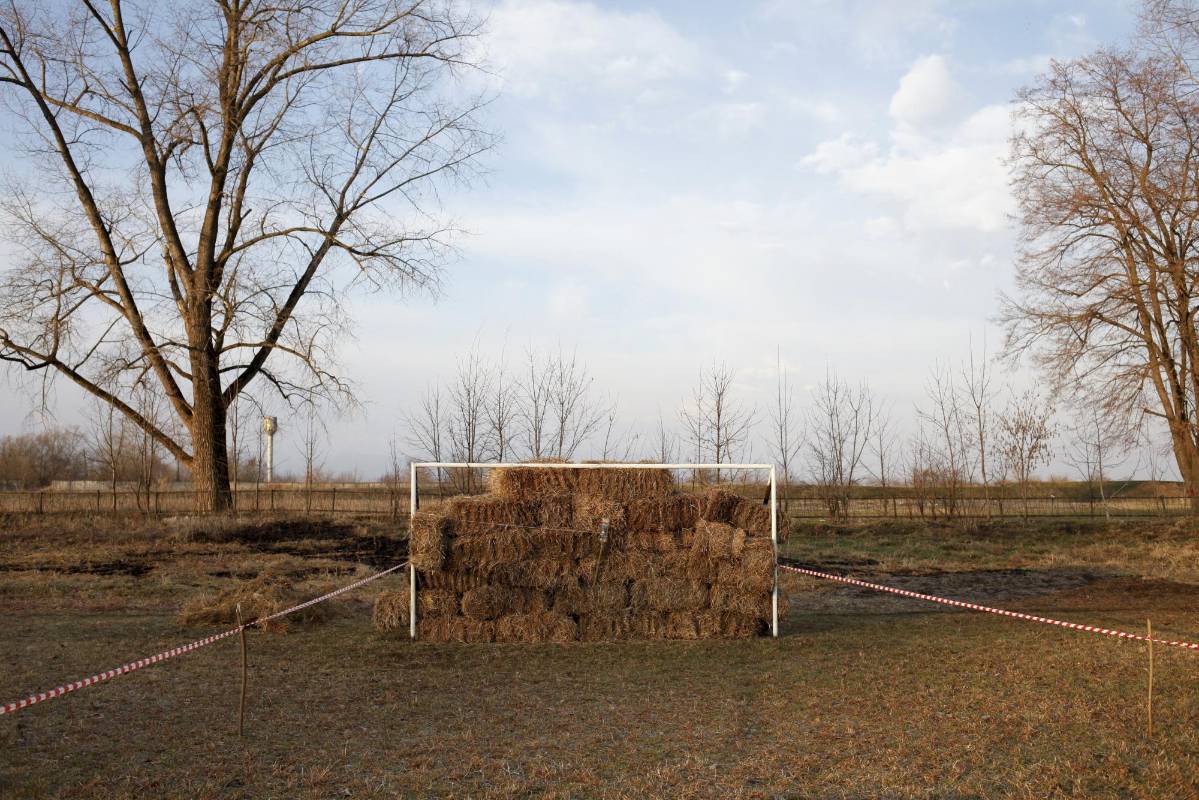 Este arco de fútbol se encuentra en cerca del pueblo de Arkhonskaya en la República de Osetia del Norte, Alania, Rusia. Foto: REUTERS / Eduard Korniyenko