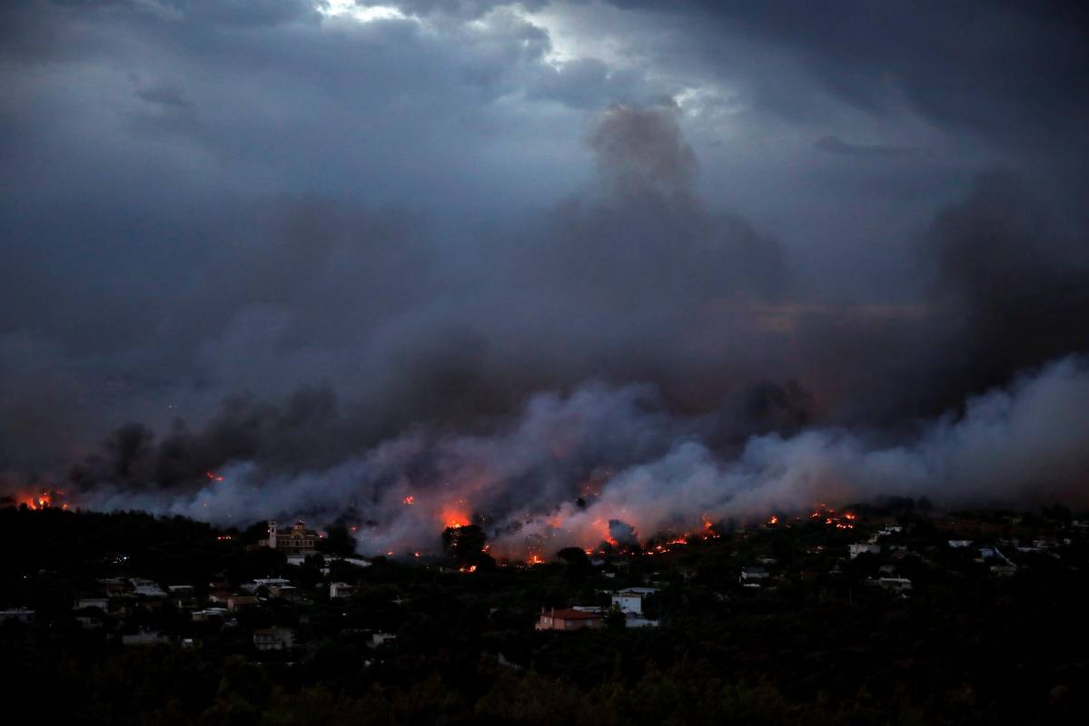 La gestión por parte de la dirección de los bomberos y la protección civil también ha recibido críticas, pues se dice que aunque se sabía con antelación que había un alto riesgo de incendios forestales en la zona, no se trajeron refuerzos suficientes para gestionar los focos simultáneos que se declararon el pasado lunes. FOTO: REUTERS