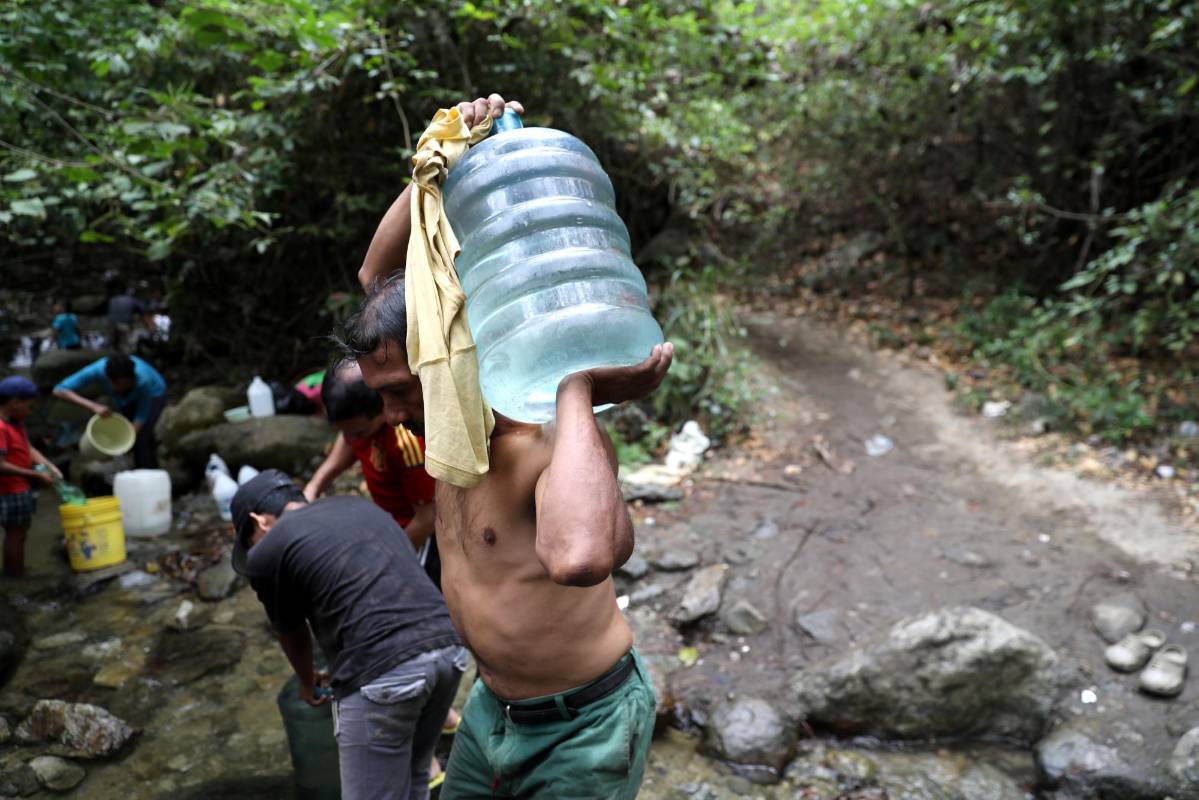 Ducha de personas en un río en Caracas, Venezuela. Foto: Manaure Quintero