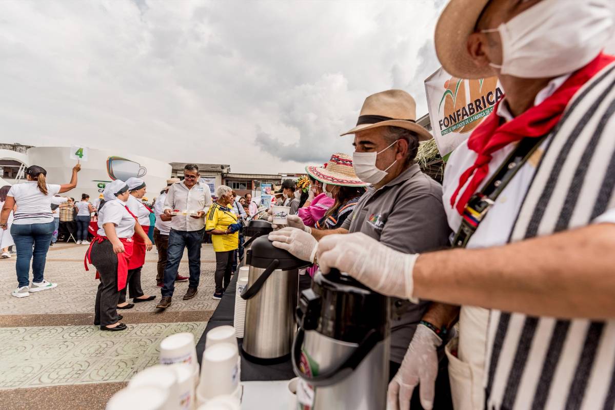 Además, 1.559 personas tuvieron el gusto de degustar 22.739 litros de café simultáneamente. FOTO COLPRENSA