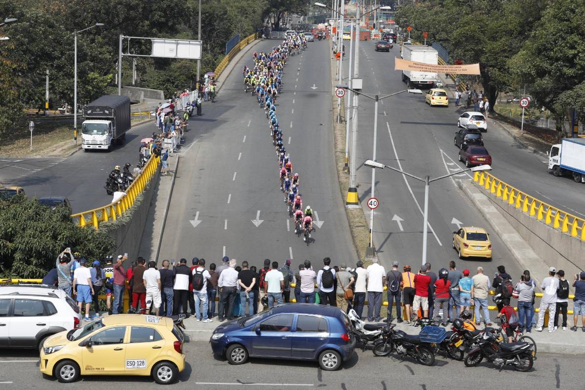 Hermosas postales dejó el desarrollo de la cuarta etapa del Tour Colombia 2.1 que se desarrolló en Medellín, un circuito de 139 kilómetros, que tuvo una masiva presencia de aficionados en cada uno de los puntos por donde transcurrió la fracción. FOTOS JUAN ANTONIO SÁNCHEZ Y MANUEL SALDARRIAGA