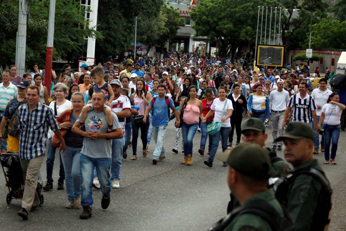 Ante la posibilidad de que se presentara una escasez en esa localidad debido a la llegada de venezolanos y el paro camionero que ha dificultado el tránsito en diferentes puntos del país, Villegas explicó que se “tiene programada una (nueva) caravana de transportadores”. FOTO Reuters