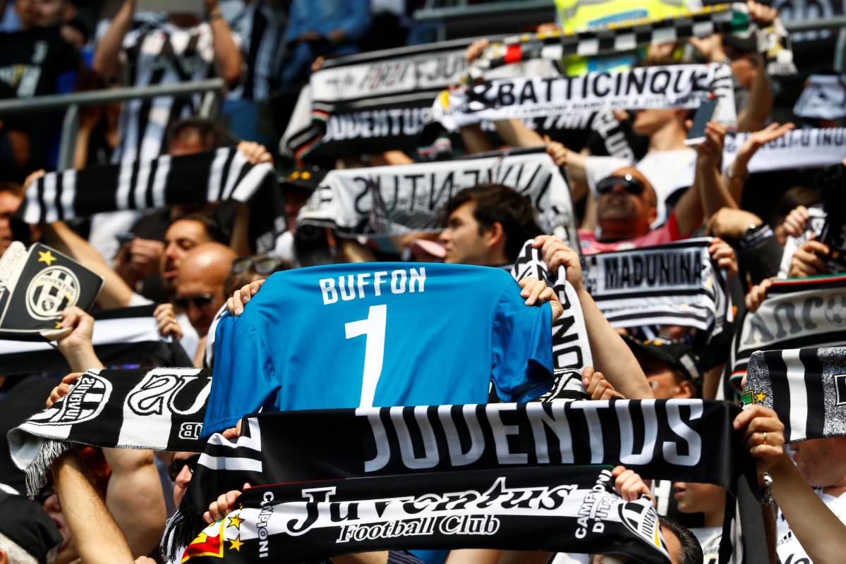 Cubierto por bufandas ofrecidas por los hinchas y empapado por le lluvia, el legendario arquero se despidió. FOTO EFE