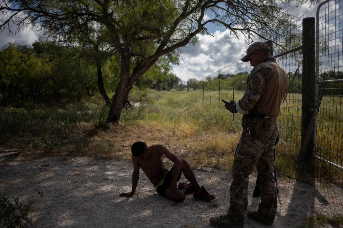 En difíciles condiciones de calor, hambre y deshidratación, los migrantes de Centro y Suramerica tratan de cruzar desde México hacia el norte, bajo el constante asedio de las autoridades norteamericanas que buscan evitar la llegada de estos grupos de familias que no tienen la visa para entrar al país. Foto: REUTERS