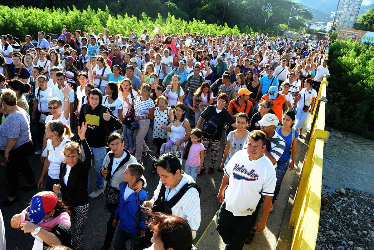 Miles de venezolanos cruzaron este domingo la frontera con Colombia luego que las autoridades venezolanas permitieron temporalmente el paso peatonal a la ciudad colombiana de Cúcuta, tras casi un año de que el mandatario venezolano Nicolás Maduro ordenó su cierre. FOTO AFP