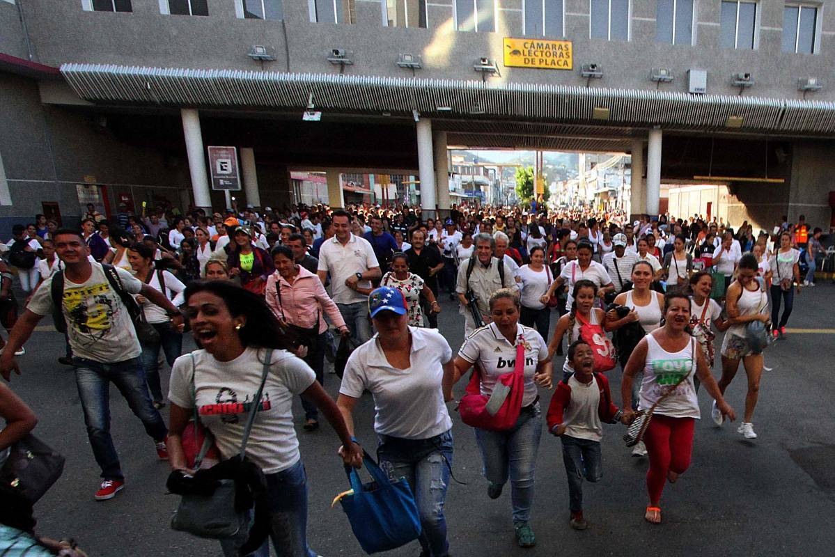 El cruce de peatones se inició poco después de las 6 de la mañana a través de los puentes internacionales Francisco de Paula Santander y Simón Bolívar. FOTO AFP