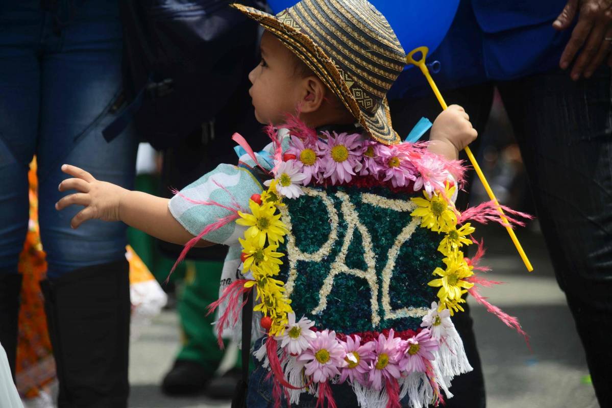 Con el tradicional Desfile de Silleteritos se dio apertura oficial a la programación de la Feria, que se extenderá hasta el 7 de agosto y que vestirá de colores a esta urbe con 450 actividades. FOTO AFP