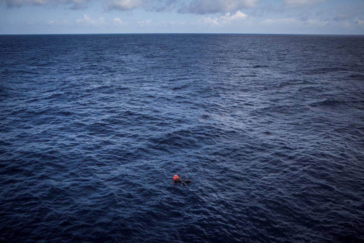 El cuerpo de un migrante se encuentra flotando en el mar. El personal médico de la Cruz Roja a bordo del Respondedor estimó que había estado en el mar durante al menos cuatro días. FOTO Mathieu Willcocks / MOAS.eu / Cortesía de World Press Photo Foundation