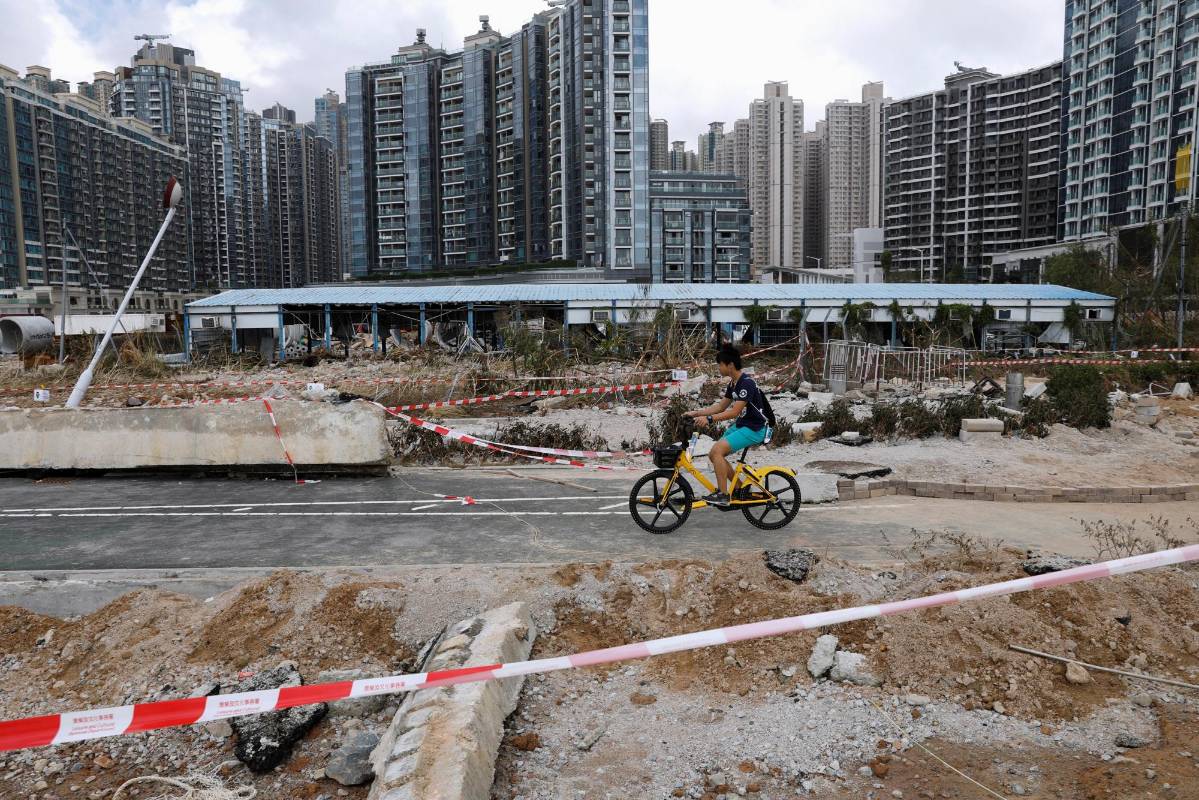 Un ciclista corre en un camino dañado después de que el Súper Tifón Mangkhut golpeó a Hong Kong. Foto: REUTERS