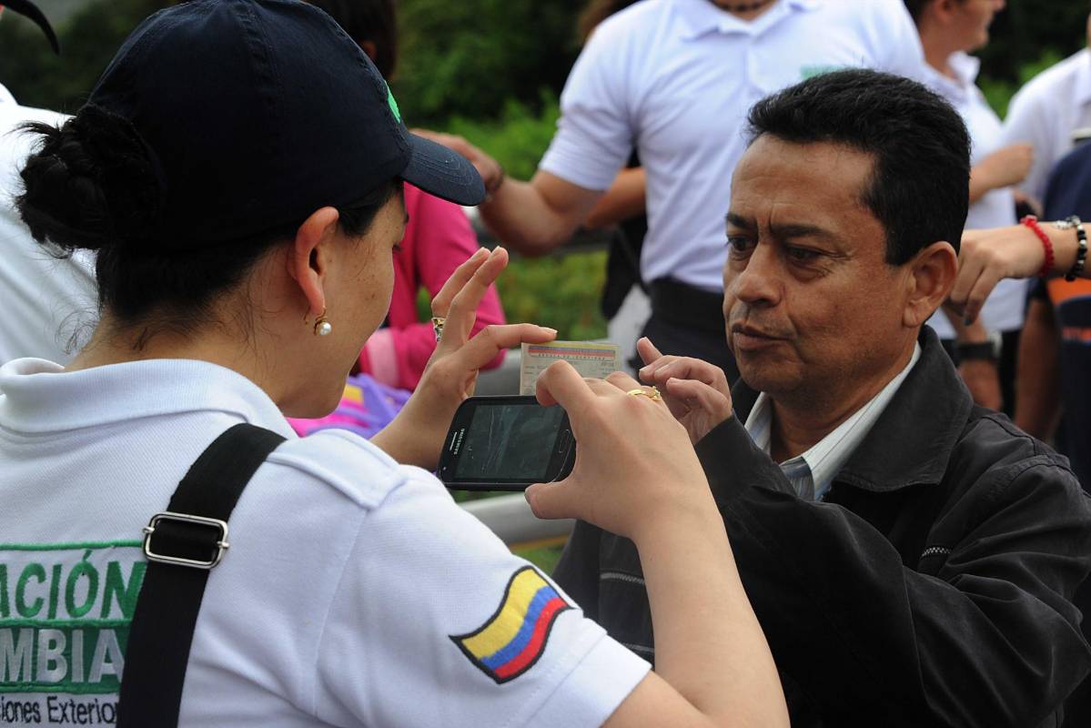 En ella, llevarán productos como azúcar, aceite y harina, que son los más demandados por los ciudadanos que cruzan la frontera desde Venezuela, “con el fin de que los cucuteños tengan un abastecimiento mínimo”. FOTO AFP