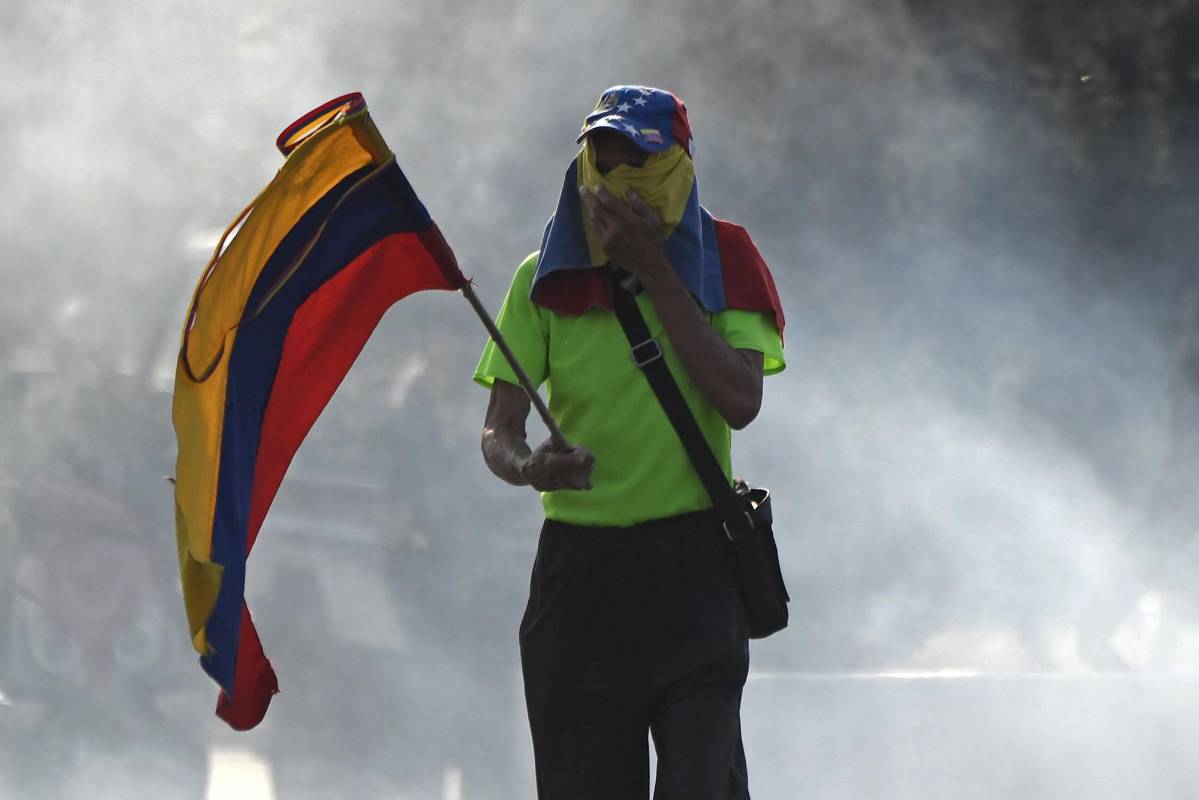 Hacia el medio día, los opositores seguían resistiendo. FOTO: AFP