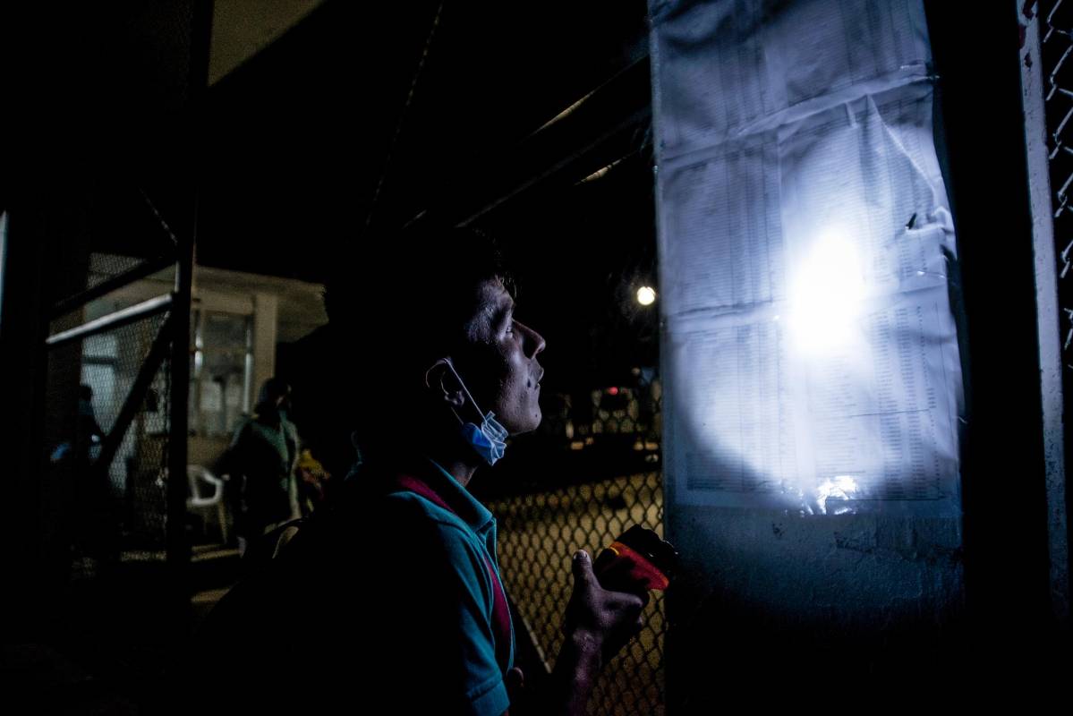 El listado publicado por el hospital de las fallecidas es consultado a diario por los familiares. Los datos oficiales dan cuenta de 273 muertos, 262 heridos, 183 necropsias realizadas, 60 cuerpos identificados y 100 entregados a sus familiares hasta el momento. Foto: Andrés Cardona