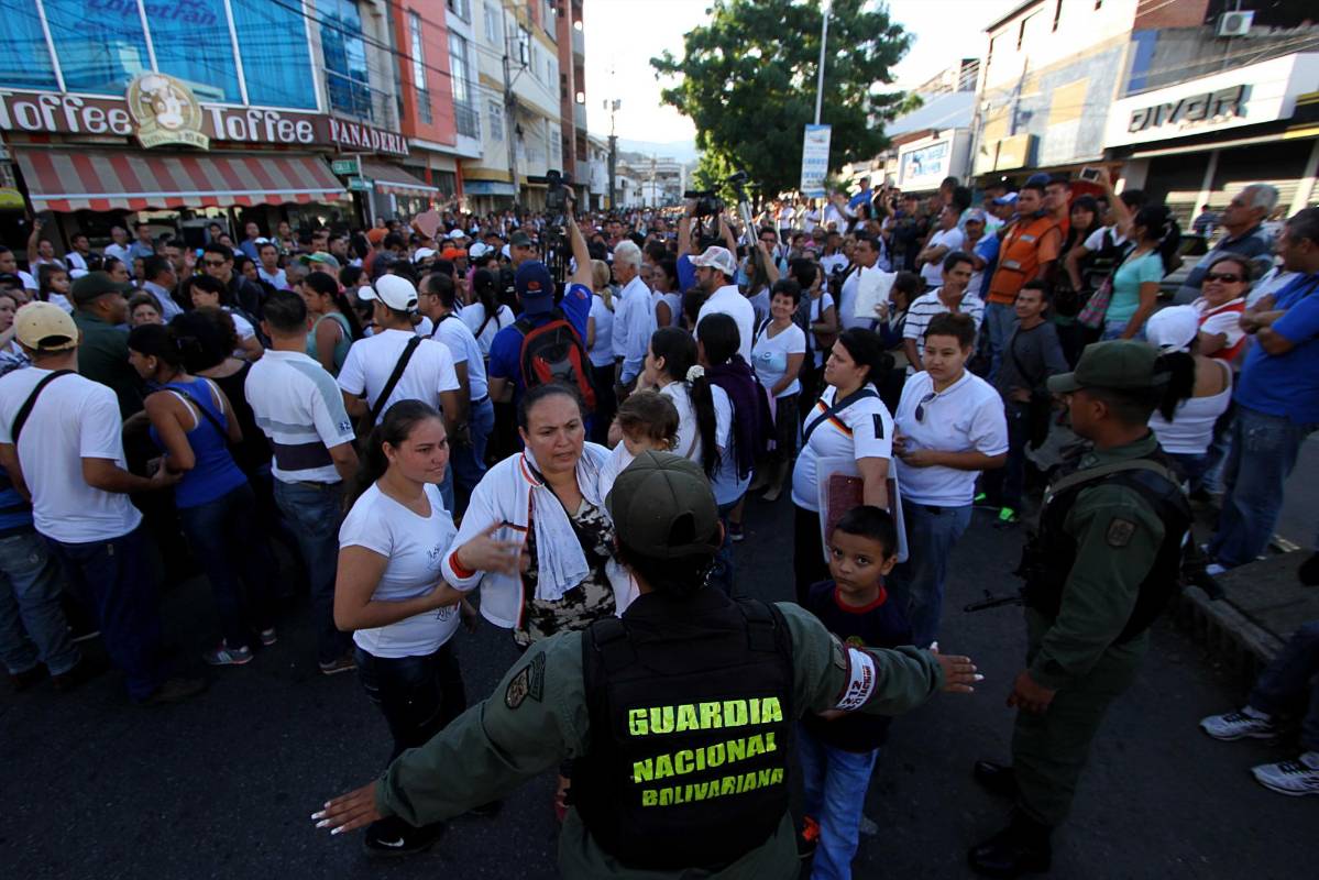 En agosto de 2015 Maduro ordenó el cierre de los pasos fronterizos hacia Colombia a raíz del ataque que sufrieron tres militares y un civil en la localidad fronteriza de San Antonio del Táchira cuando realizaban operaciones de combate al contrabando. FOTO AFP