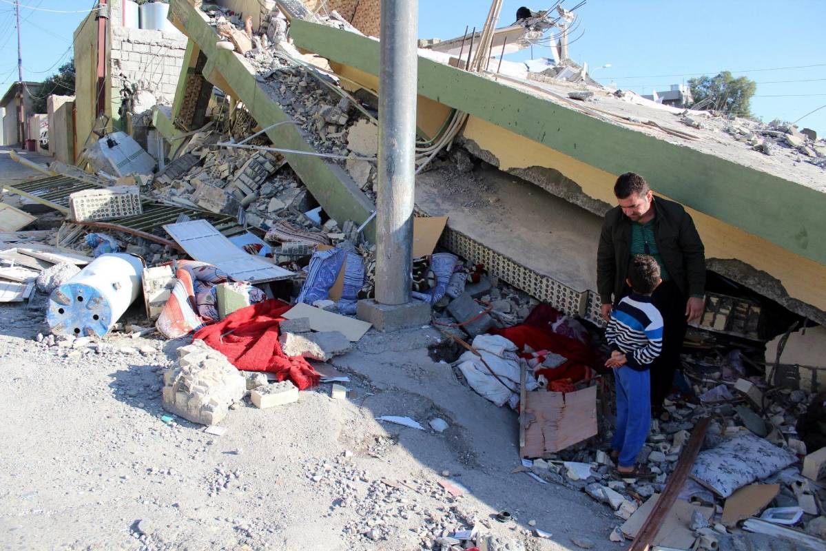 El movimiento telúrico ocurrió a las 6:18 de la tarde y también se sintió en Irán, donde se registraron al menos 129 muertos y unos 300 heridos. FOTO EFE