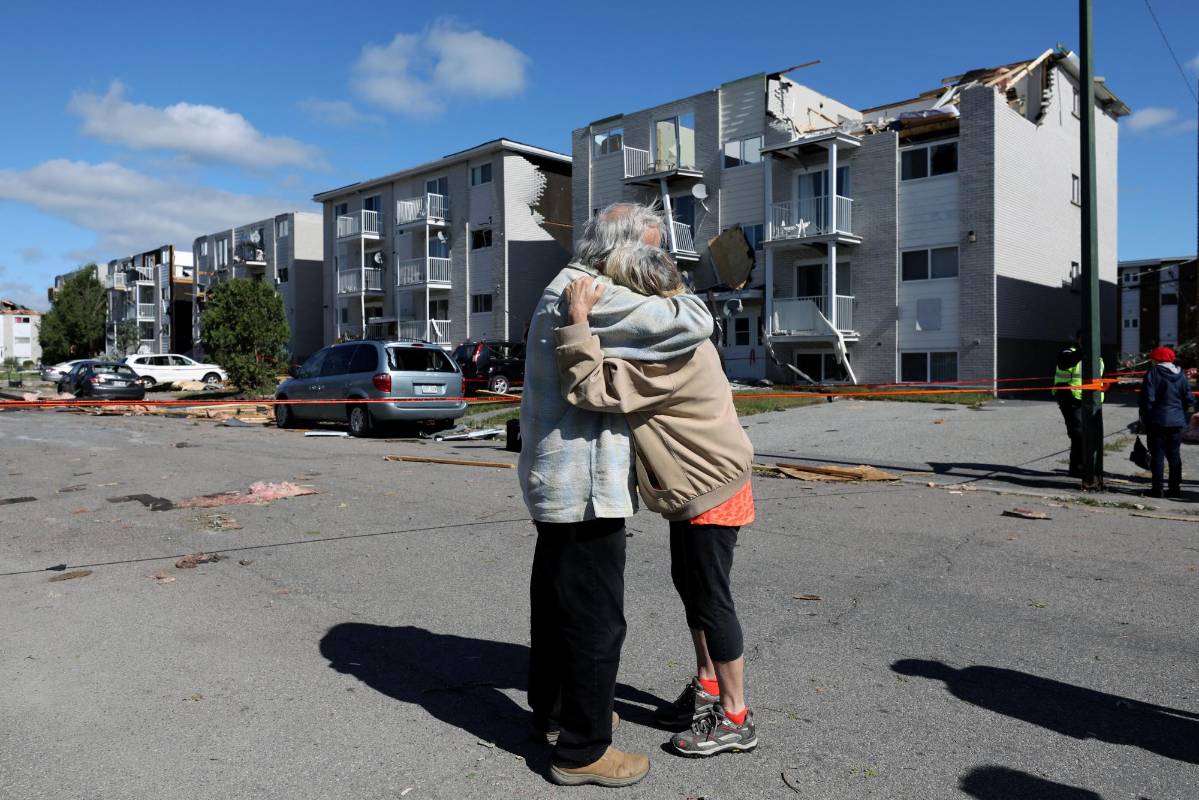 “Hubo un corte de luz y menos de un minuto después el viento comenzó a golpear las ventanas”, relató el vecino a la AFP. FOTO REUTERS