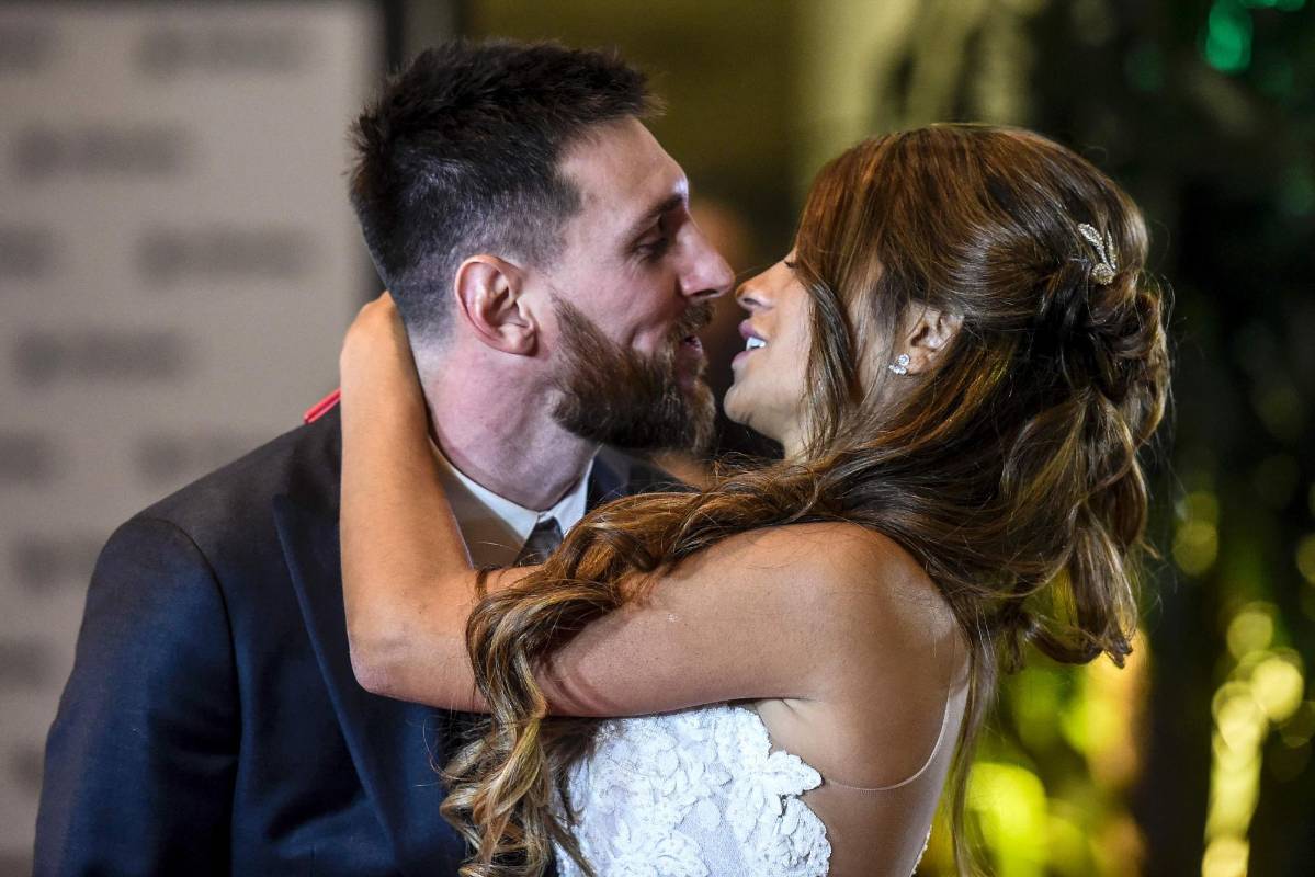 El primer beso de la pareja como marido y mujer. FOTO AFP