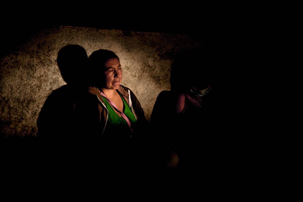 A las afueras del Hospital cientos de personas esperan que lleguen con los cuerpos de los fallecidos para poder identificar a alguno de los familiares que están desaparecidos. Foto: Andrés Cardona