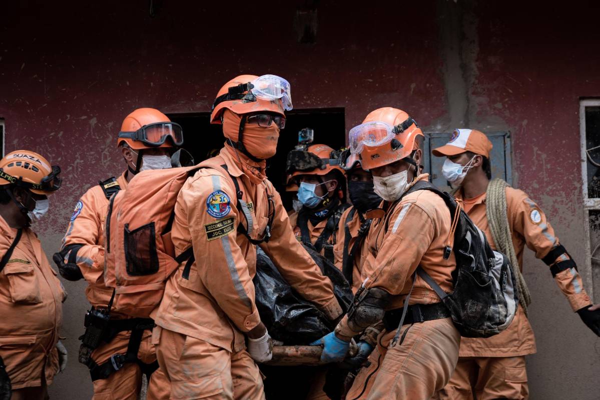 Los organismos de socorro como la Cruz Roja Colombiana, Unidad Nacional de Atención a Riesgos, Bomberos y Defensa Civil, continúan removiendo escombros buscando señales de vida y recuperando los cuerpos de las personas fallecidas. Foto: Andrés Cardona