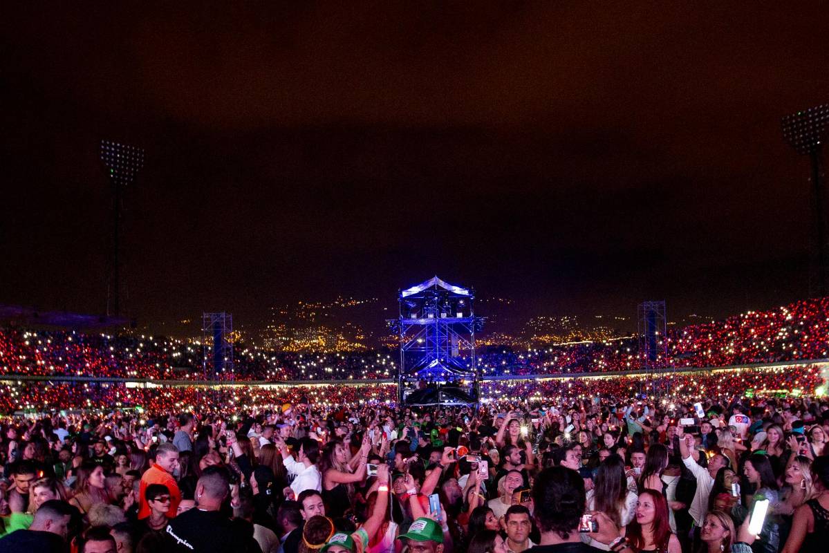 La noche tuvo hasta tiempo para un mensaje de J Balvin para todas las personas que hacen parte de las marchas del paro nacional y pidió un minuto de silencio por las víctimas que han resultado tras estas manifestaciones. Este fue el momento más registrado en redes sociales. FOTO CARLOS VELÁSQUEZ