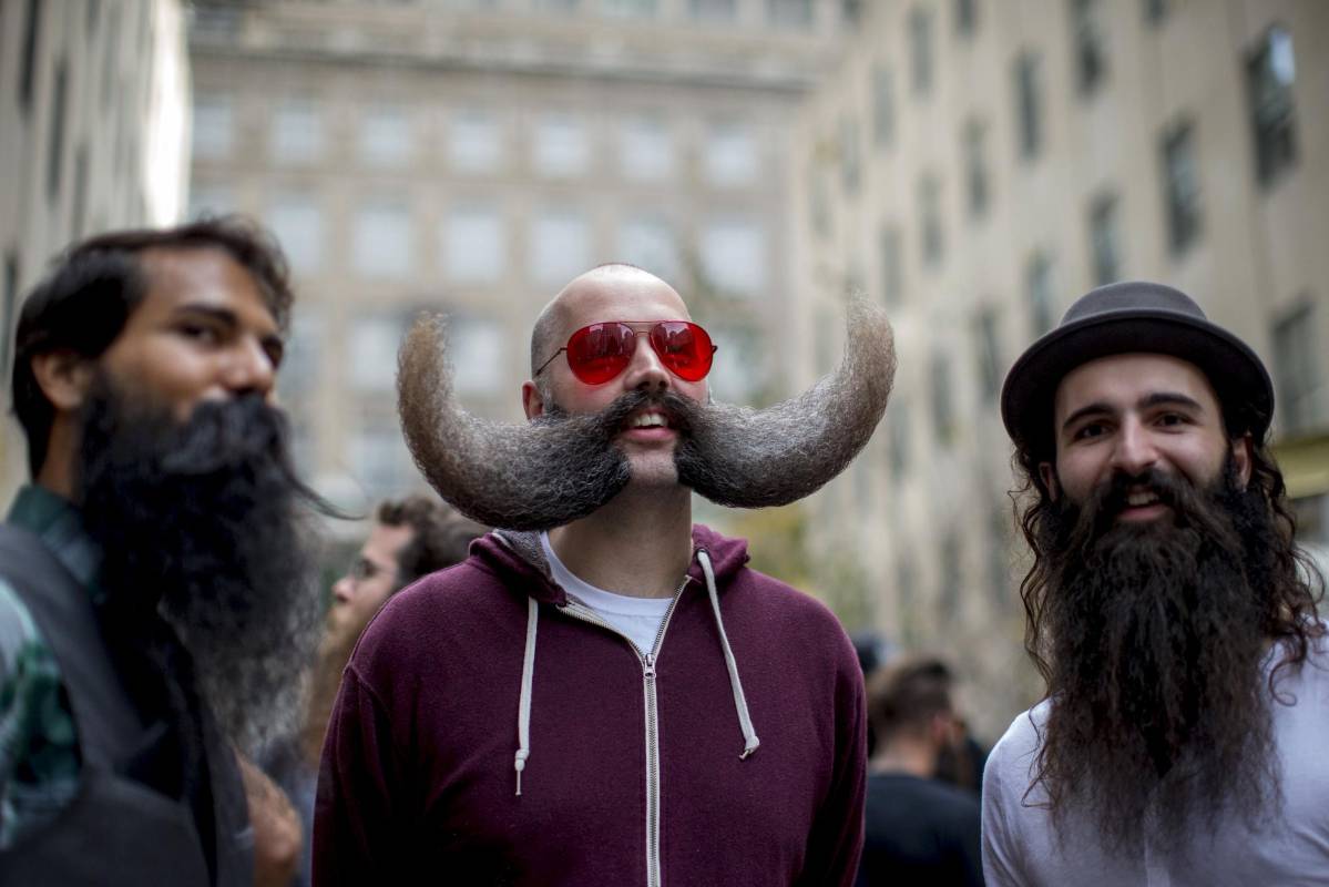 MJ Johnson (medio) posó junto a otros dos aspirantes al título de la sexta edición anual de este peculiar evento. FOTO REUTERS