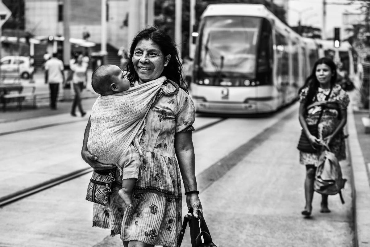 Algunos de los indígenas que se dedican a la mendicidad no pertenecen a comunidades antioqueñas, vienen de Chocó y Risaralda. Algunos han denunciado que son víctimas de explotación y que no pueden regresar a sus territorios. Foto: Manuel Saldarriaga Quintero.