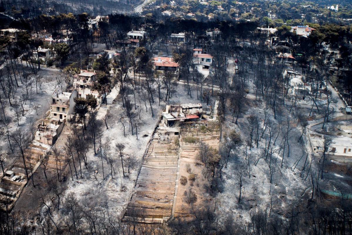 Uno de los forenses recordó a la agencia griega ANA que el incendio tuvo un impacto “masivo, con muchos cuerpos calcinados, lo que dificultó las labores de reconocimiento”. Las familias no pudieron ver los cuerpos, uno de los médicos reconoció que incluso para los médicos “les resultaba difícil de soportar”. FOTO: REUTERS 