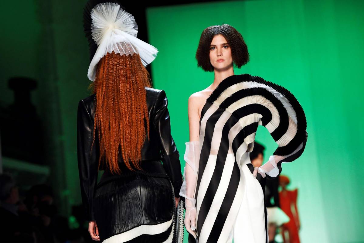Modelos presentan una creación de Jean-Paul Gaultier durante el desfile de moda de la colección Primavera-Verano de Alta Costura 2019 en París. Foto: AFP