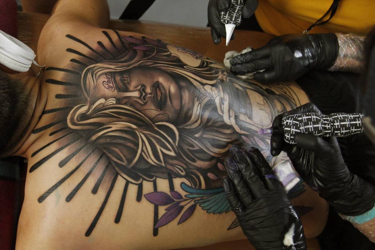 Un trabajo de muchas horas en la espalda. Foto: Efe