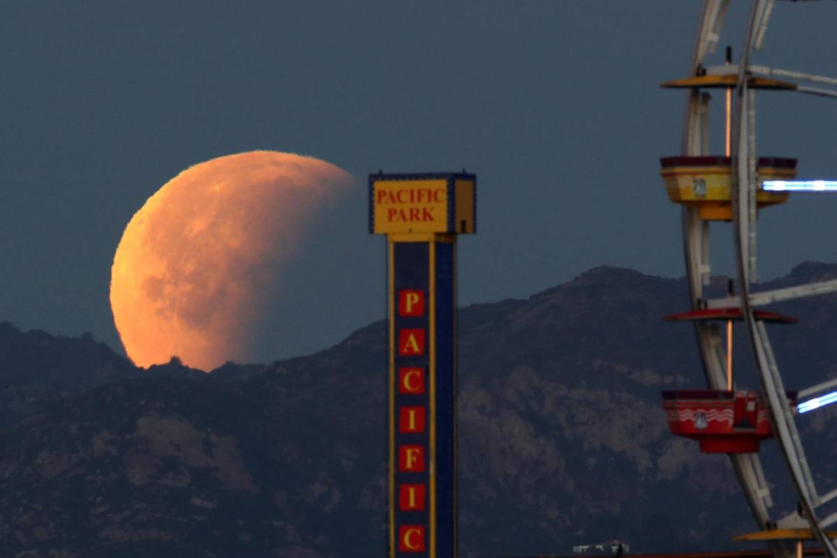 El eclipse lunar total, particularmente raro por su tamaño, dio este miércoles un espectáculo visible en gran parte del planeta. FOTO REUTERS
