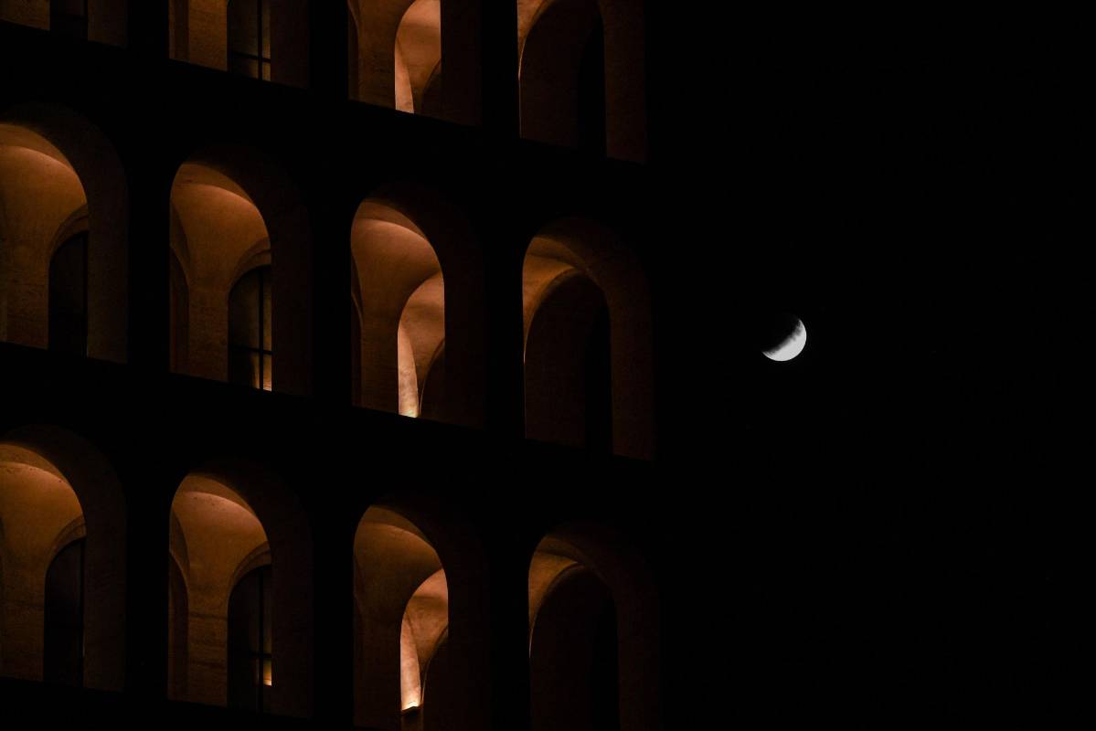 La Luna posó con el Palazzo della civilta del lavoro en Roma. Foto: AFP - ANDREAS SOLARO