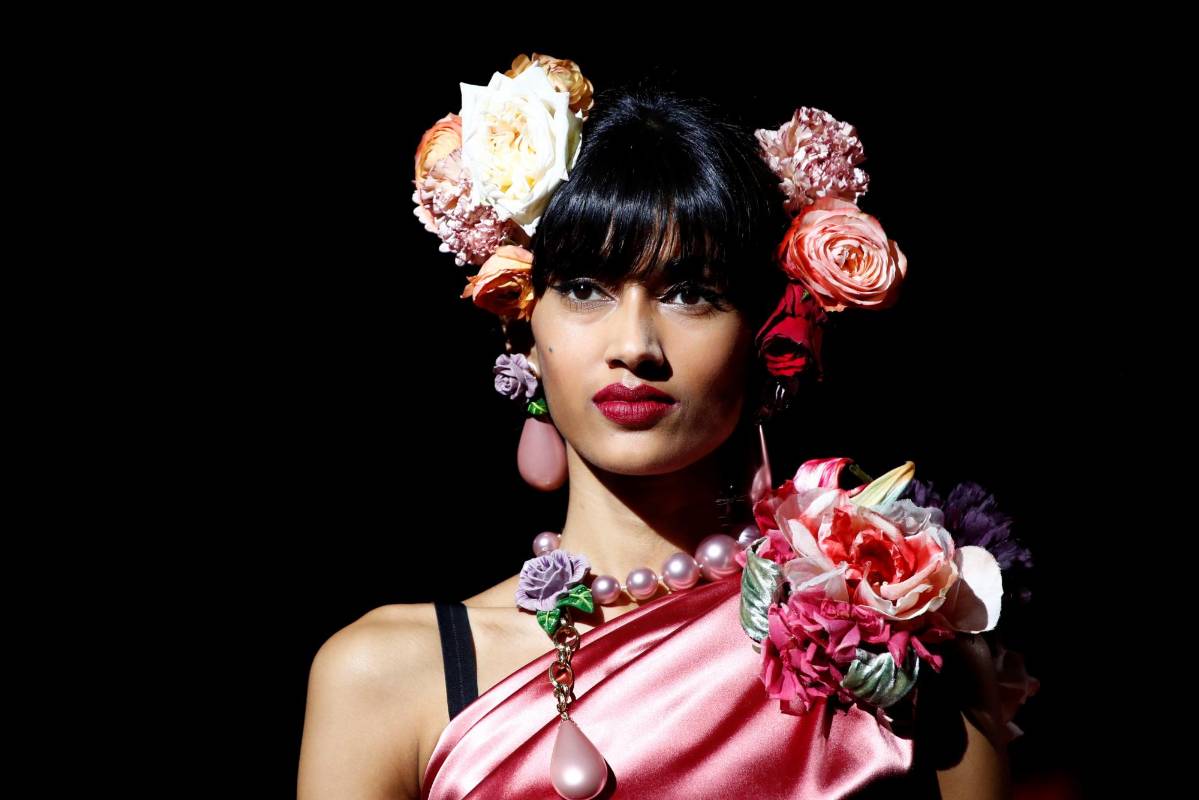 Una modelo presenta una creación de Dolce y Gabbana durante la Semana de la Moda de Milán. Foto: REUTERS