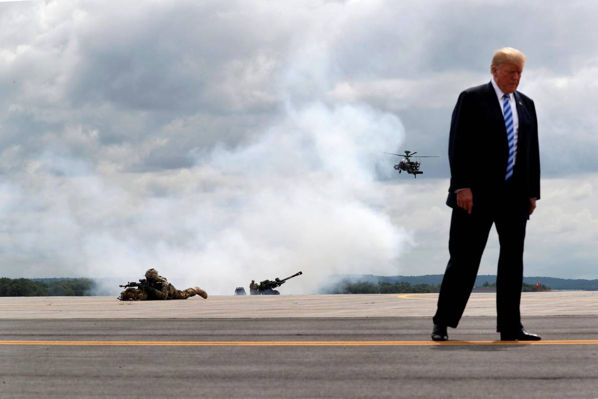 El presidente de los Estados Unidos, Donald Trump, observa una manifestación con las tropas de la 10a División de Montaña del Ejército de los Estados Unidos, un helicóptero de ataque y artillería cuando visita Fort Drum, Nueva York, EE. UU., 13 de agosto de 2018. REUTERS / Carlos Barria