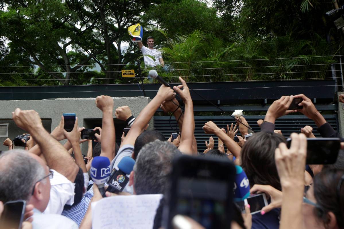 De inmediato, los simpatizantes presentes en el lugar comenzaron a aplaudir y a gritar consignas ante lo que se convirtió en la primera aparición pública del opositor desde que fue apresado el 18 de febrero de 2014. FOTO REUTERS
